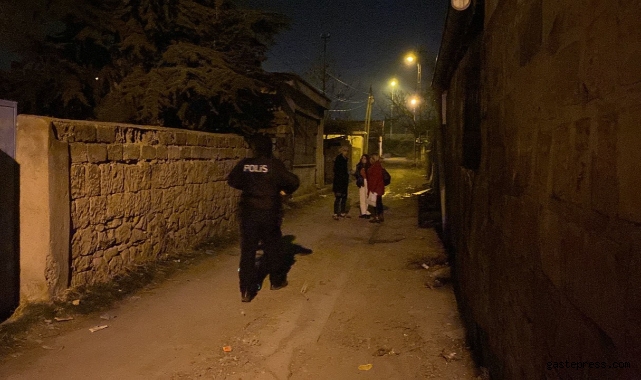 Uzaklaştırması bulunan şahıs eşi ve çocuğu içeride olduğu sırada evini ateşe verdi!