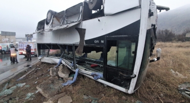 Yoldan çıkan işçi servisi takla attı: 1'i ağır 22 yaralı!