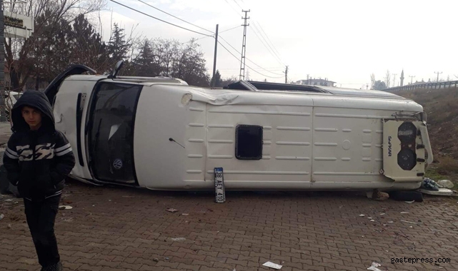 Yoldan çıkan minibüs evin duvarına çarptı: 1 ölü, 1'i ağır 5 yaralı!