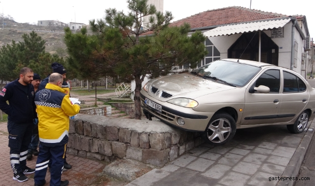 Yoldan çıkan otomobil yayalara çarptı: 2 yaralı!