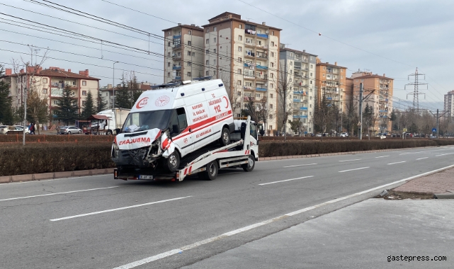 Ambulans tramvay yoluna girdi: 1 yaralı!