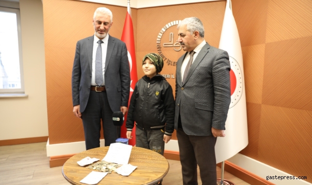 Bilgisayar almak için biriktirdiği parasını depremzedelere gönderdi!