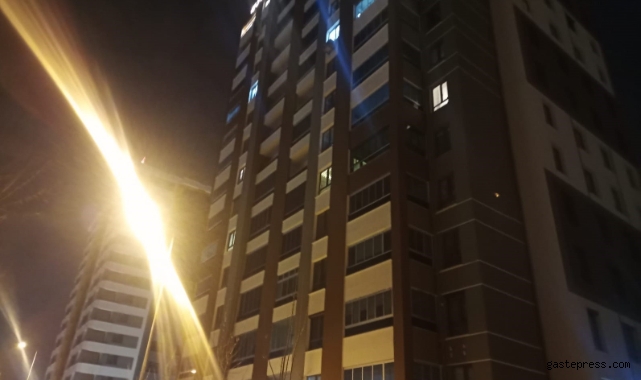 Bunalımda olan şahıs, evdeki eşyalarını camdan attı!