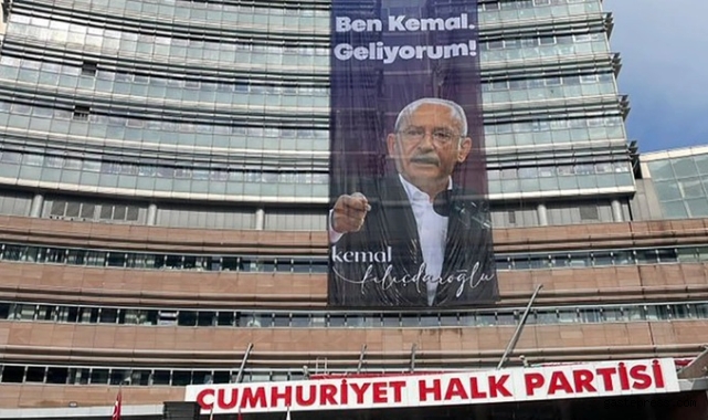 CHP Genel Merkezi'ndeki afiş değişti! 'Ben Kemal, geliyorum' afiş oldu!