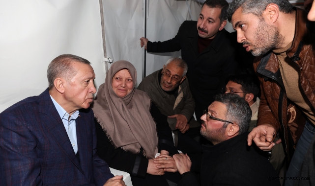 Cumhurbaşkanı Erdoğan, çadır kentte depremzedeleri ziyaret etti!
