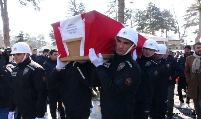 Depremde hayatını kaybeden polis memuru ve eşi Kayseri'de toprağa verildi!