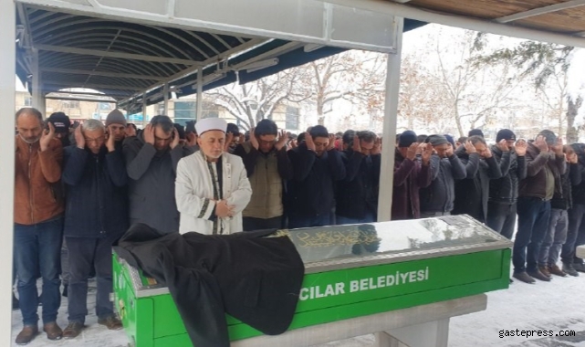 Depremde hayatını kaybedenler toprağa veriliyor!