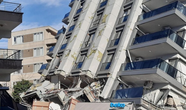 Depremde yıkılan binaların içinde kurtarılmayı beklediler!