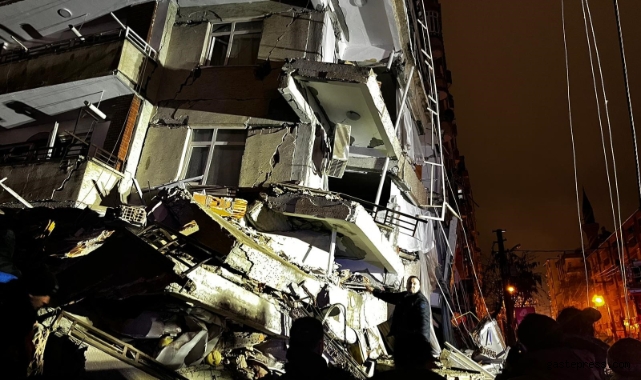 Diyarbakır'da 7 bina yıkıldı, 6 kişi hayatını kaybetti!