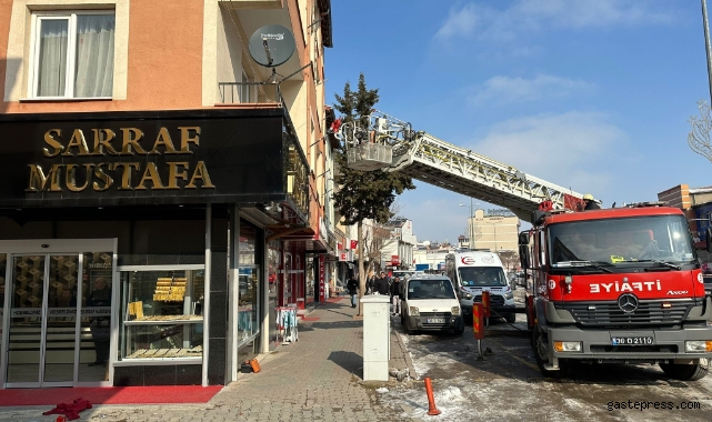 Evinde ne bulduysa dışarı attı!