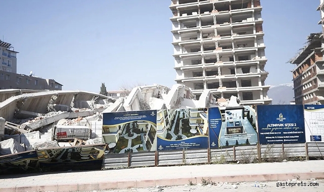 Hatay'da yapımı süren site depremde yıkıldı, reklam panosunda yazana bakın!