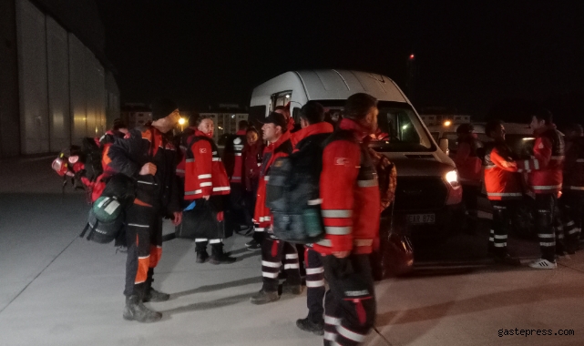 Hatay’daki arama kurtarma çalışmalarına katılan 32 itfaiyeci İstanbul’a döndü!