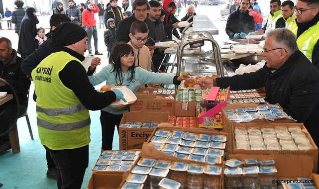 Kayseri Büyükşehir Belediyesi, İlk Konteyner Kentte Sıcak Yemek Dağıtıyor!