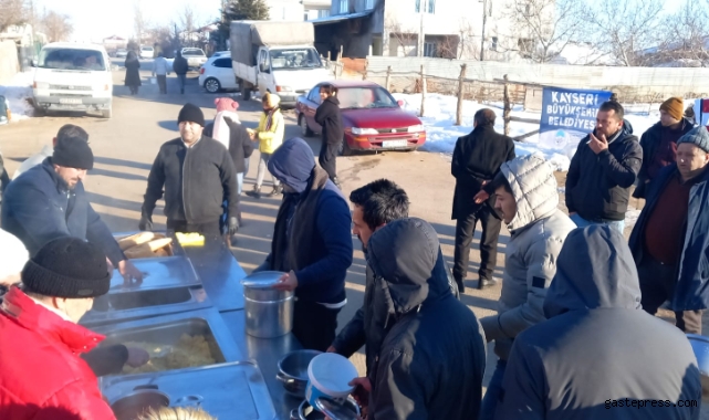 Kayseri Büyükşehir Belediyesi Kahramanmaraş’ta depremzedelere sıcak yemek dağıttı!