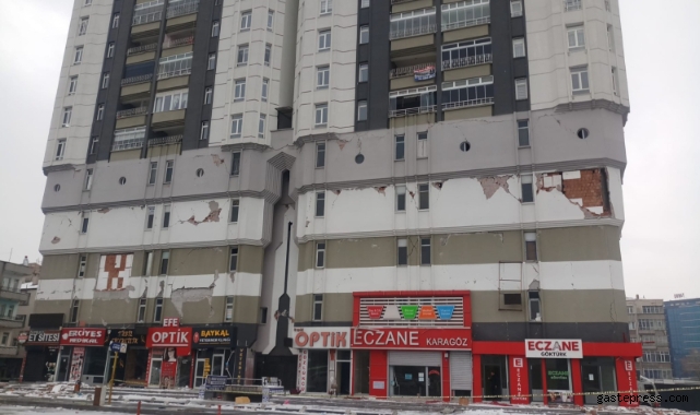 Kayseri’de ağır hasarlı binanın yıkımı bekleniyor!