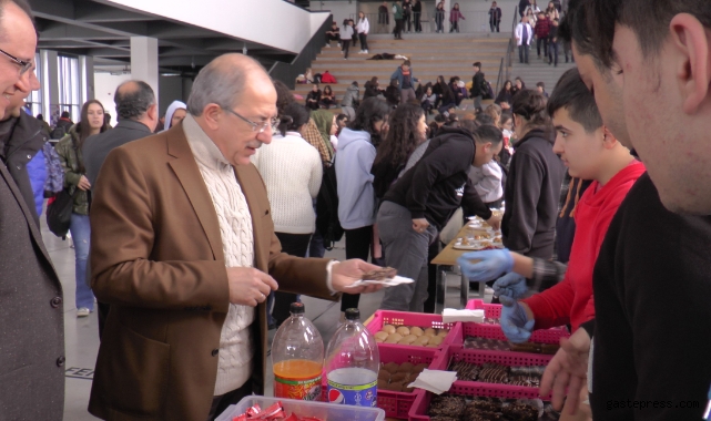 Öğrencilerden depremzedeler için hayır panayırı!