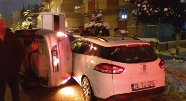 Refüje çarpan otomobil park halindeki aracın üzerine devrildi!