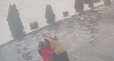 Yıkılan minarenin altında kalmaktan son anda kurtuldular!