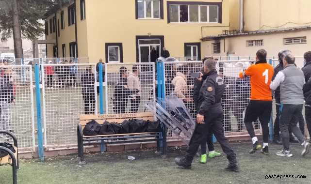 Amatör maçta yumruklar konuştu!