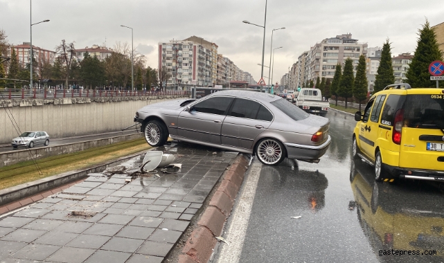 Bariyerlere çarpan otomobil köprüde asılı kaldı: 1 yaralı!