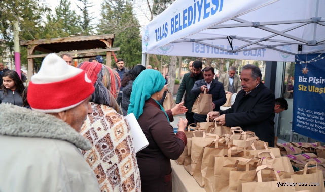 Başkan Yalçın, “Biz Pişirelim Siz Ulaştırın” dedi, yemek servisi yaptı!
