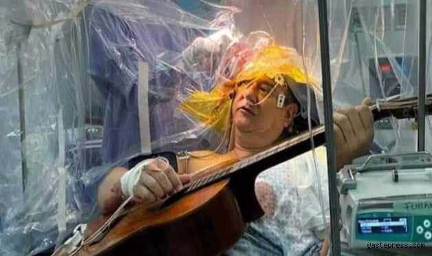Beyin ameliyatı olurken 4 saat boyunca gitar çaldı!