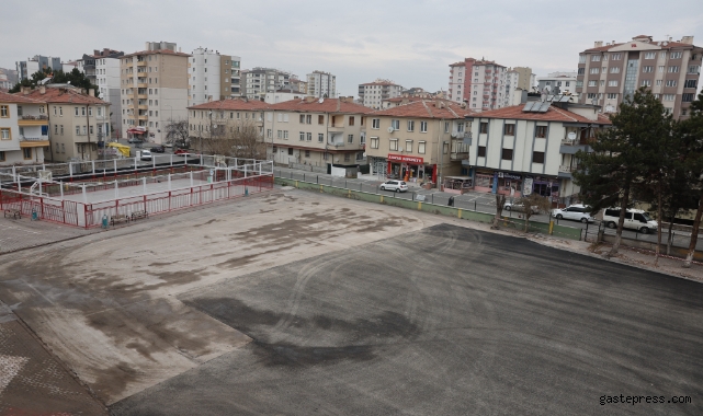 Büyükşehir, yıkımını tamamladığı okulun bahçesine asfalt döktü!