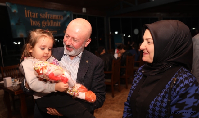 Çolakbayrakdar çifti, iftarı depremzede öğrenciler ve aileleriyle açtı!