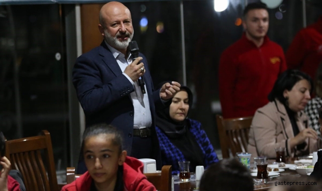 Çolakbayrakdar çifti, iftarı depremzede öğrenciler ve aileleriyle açtı!