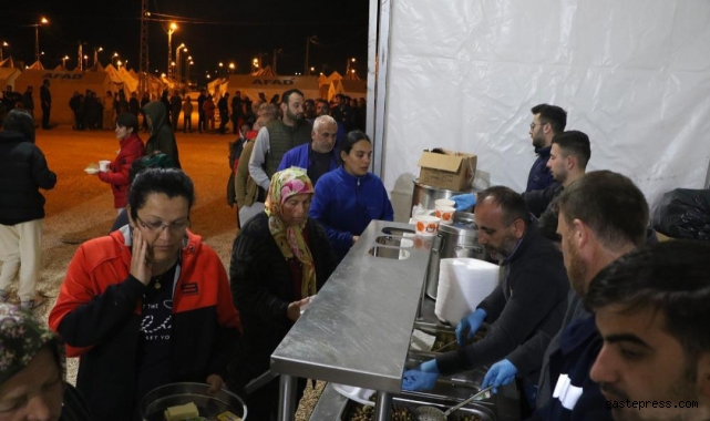Deprem bölgesi Hatay'da ilk sahur çadırlarda yapıldı!