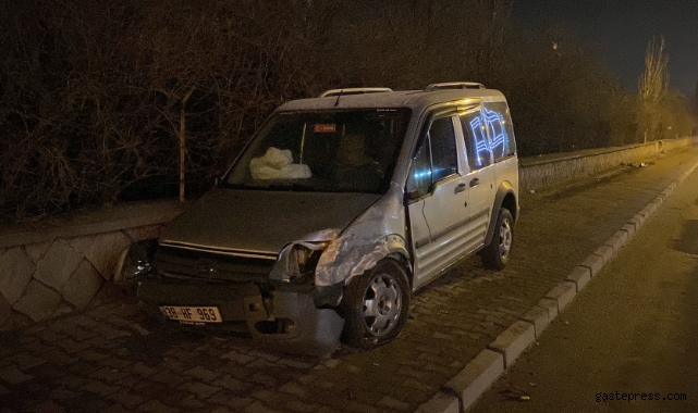 Direksiyon hakimiyetini kaybetti, duvarı yıktı!