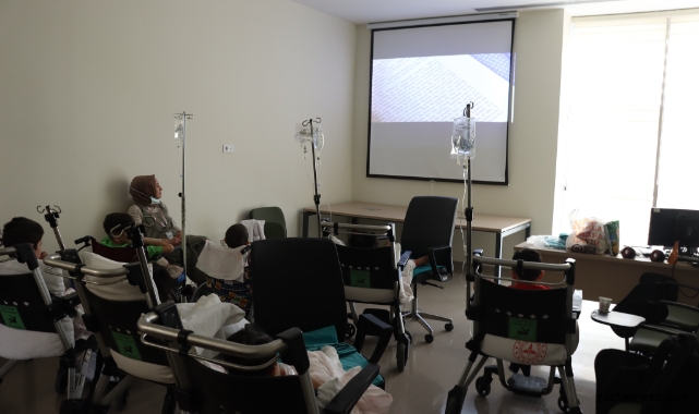 Hastane odasını sinema salonuna çevirdiler!