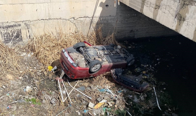 Kanala uçan otomobilden burunları kanamadan çıktılar!