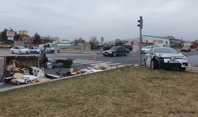 Otomobille çarpışan moped sürücüsü hayatını kaybetti!