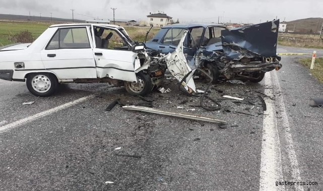 2 otomobilin kafa kafaya çarpıştığı kazada 1 kişi hayatını kaybetti!