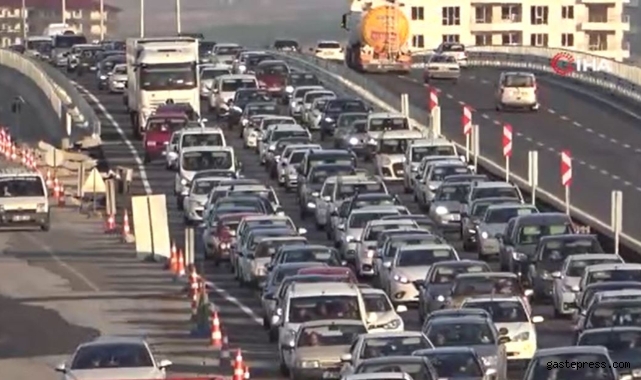 43 ilin geçiş güzergahında trafik kilit: Tatilciler dönüş yoluna geçti!