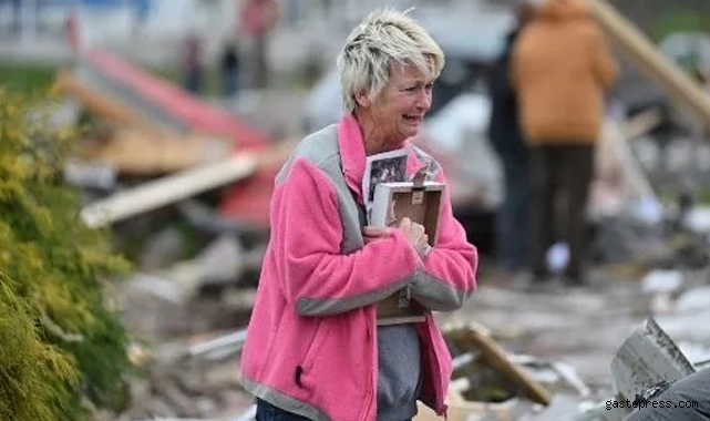 ABD'yi kasırga vurdu ev ve iş yerleri yıkıldı depremden farksız görüntüler!