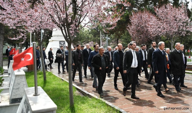 Bakan Akar, Özhaseki ve Büyükkılıç'tan Kartal Şehitliğine ziyaret!