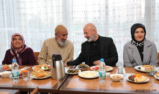 Çolakbayrakdar çifti, depremzede ailelerle bayramlaştı!