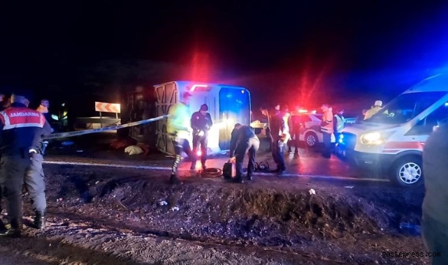 Deprem bölgesinden dönen belediye personellerini taşıyan otobüs devrildi: 3 ölü, 14 yaralı!