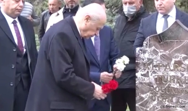Devlet Bahçeli'den bayram namazı sonrası Alparslan Türkeş’in kabrine ziyaret!