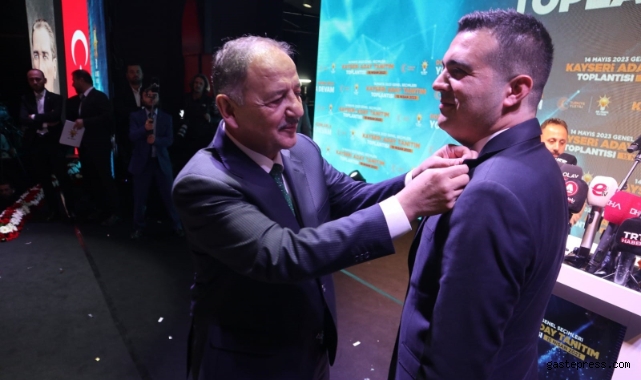 Hasan Sami Özvarinli'ye rozetini Özhaseki taktı!