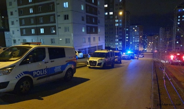 Husumetlisini evinde tabancayla vurup kaçtı!