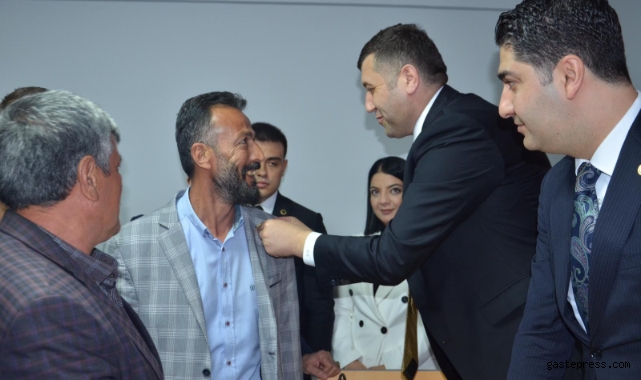 İYİ Parti’den MHP’ye katılan 200 kişiye rozet takıldı!