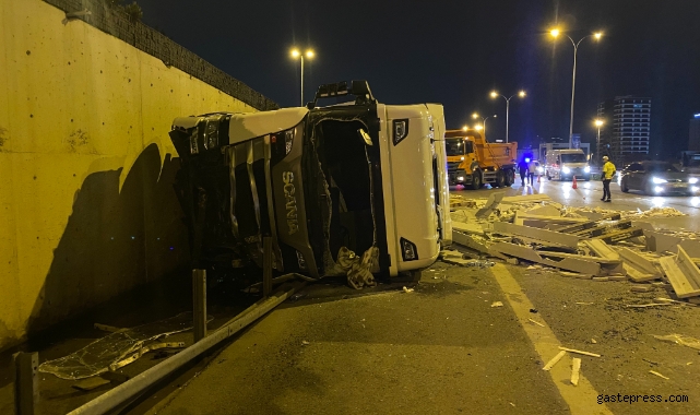 Maltepe'de kontrolden çıkan tır yol ayrımından D-100 kara yoluna düştü: 1 yaralı!