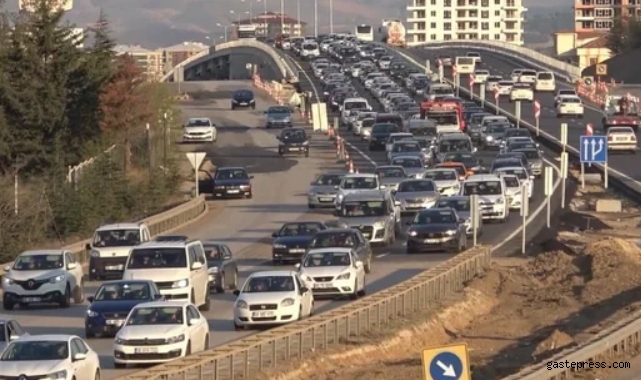 Tatilciler dönüş yoluna geçti: 43 ilin geçiş güzergahında trafik kilitlendi!