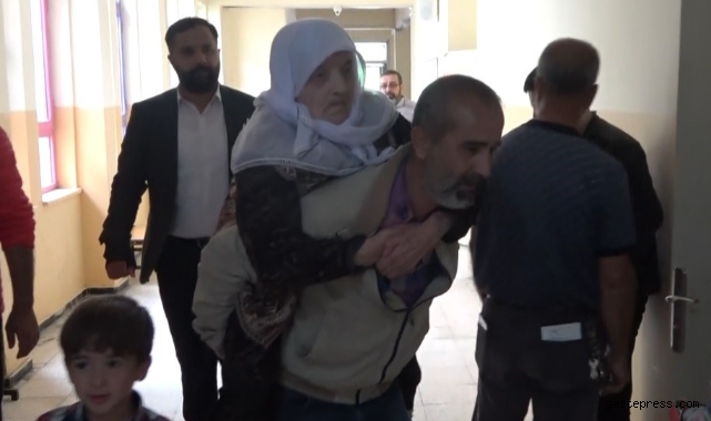Annesini sırtında taşıyarak sandığa getirdi!