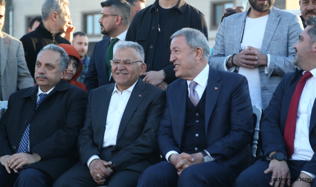 Bakan Akar'dan gençlerle keyifli buluşma!