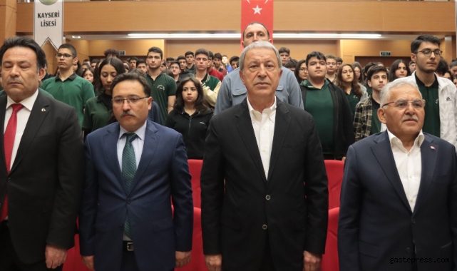 Bakan Akar’dan öğrencilere: “Sizler donanımlı olduğunuz takdirde bizim geleceğimiz daha güvende olur”