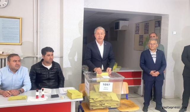 Bakan Akar oyunu okuduğu Kayseri Lisesi’nde kullandı!